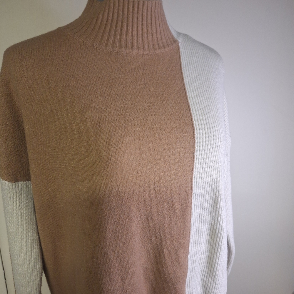 Cyrus Two-Tone Turtleneck Sweater in Tan and Cream Size Small